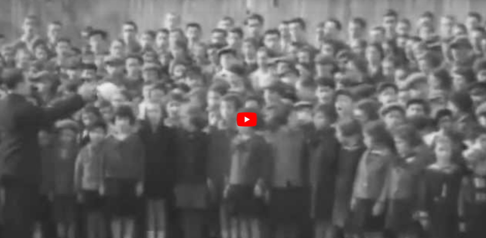 Niños cantando Hatikva en la década del '30